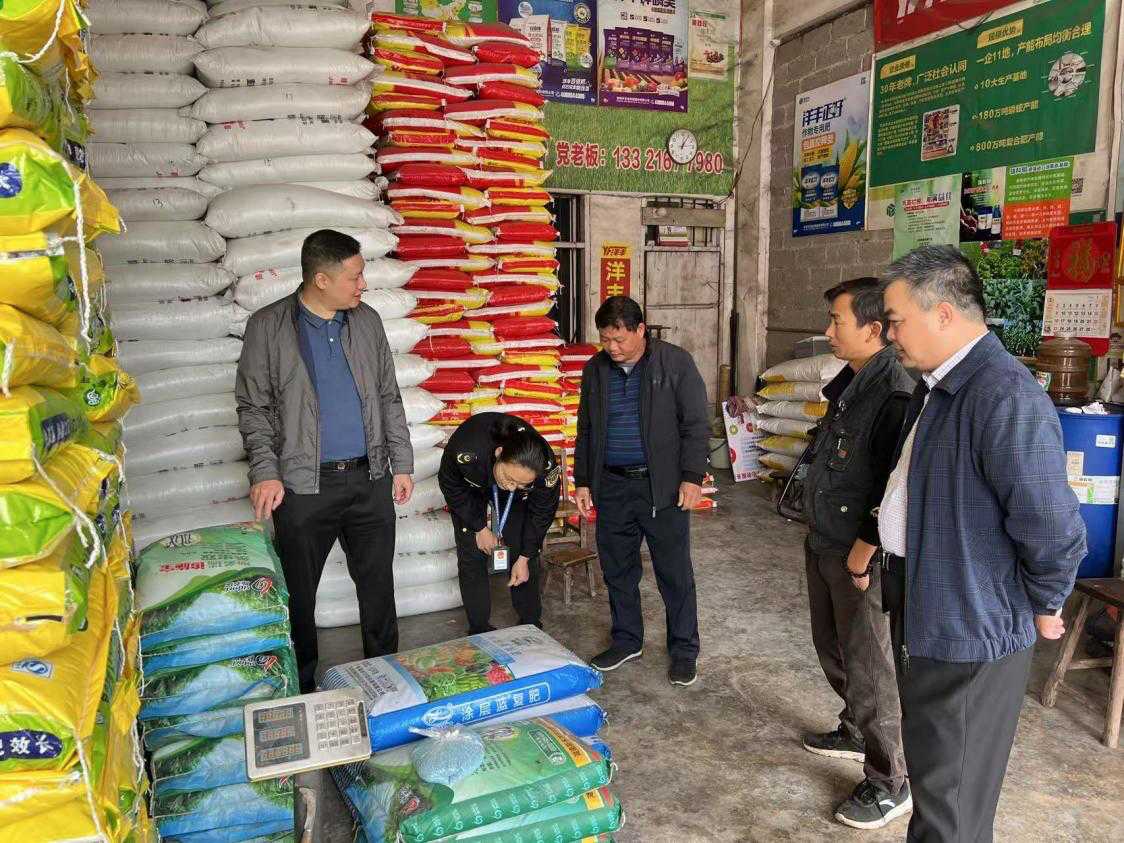 護(hù)航春耕 保障質(zhì)量——橋圩供銷社聯(lián)合港南區(qū)市場監(jiān)督管理局開展春季農(nóng)資專項檢查行動